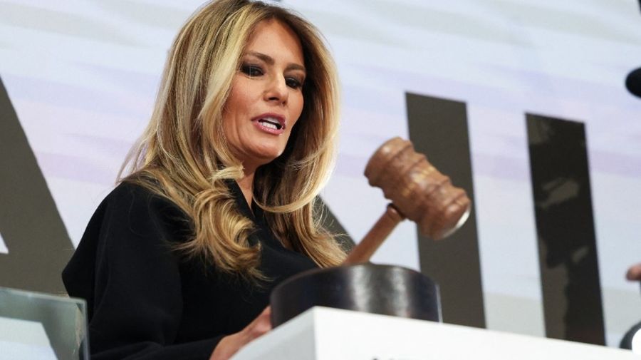 Melania Trump tocó la campana de apertura en la Bolsa de Valores de Nueva York