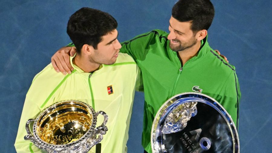 Alcaraz y Djokovic, tras la batalla. Colosos del tenis mundial.