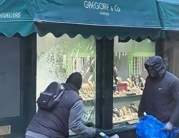 Aunque cueste creerlo asaltaron una joyería a mazazos en un barrio residencial de Londres.