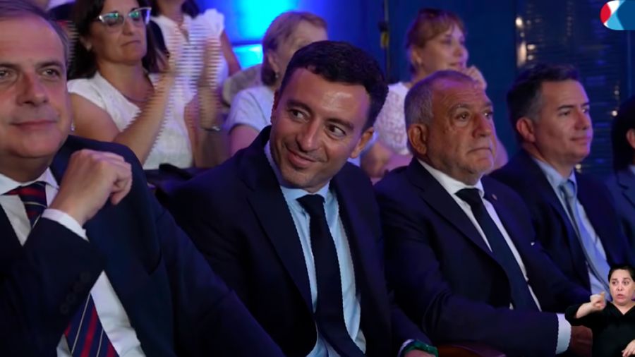 De Loredo sonríe en el discurso de apertura de sesiones de Llaryora
