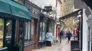 Sin oposición, los ladrones escapan corriendo en Richmond. Empleados de otro negocios miran sin poder reaccionar.