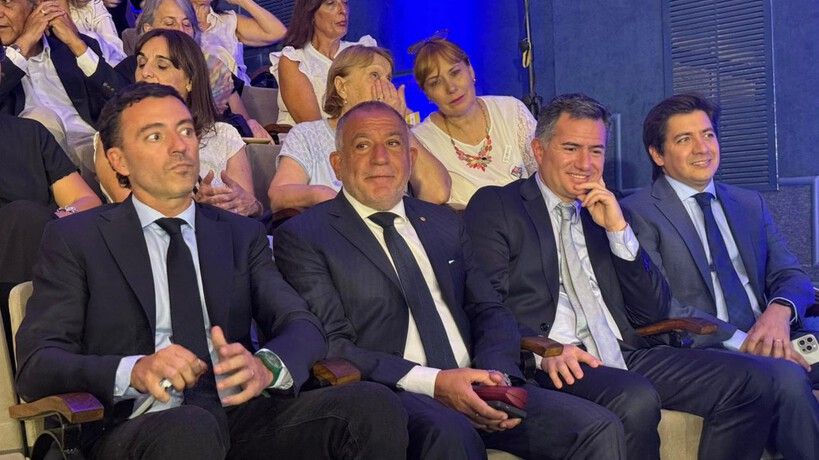 De Loredo, Juez y Bornoroni escuchan el discurso de LLaryora