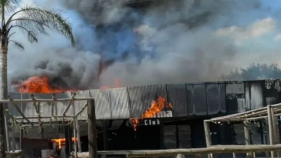 Fiamma Club envuelto en llamas en General Rodríguez durante el incendio que generó alarma en la zona.