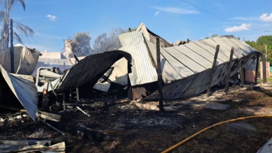 Fiamma Club envuelto en llamas en General Rodríguez durante el incendio que generó alarma en la zona.