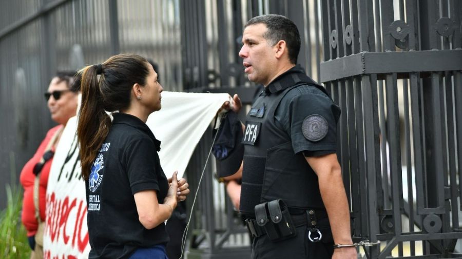 Un cabo de la Policía Federal Argentina se esposó a la Casa Rosada