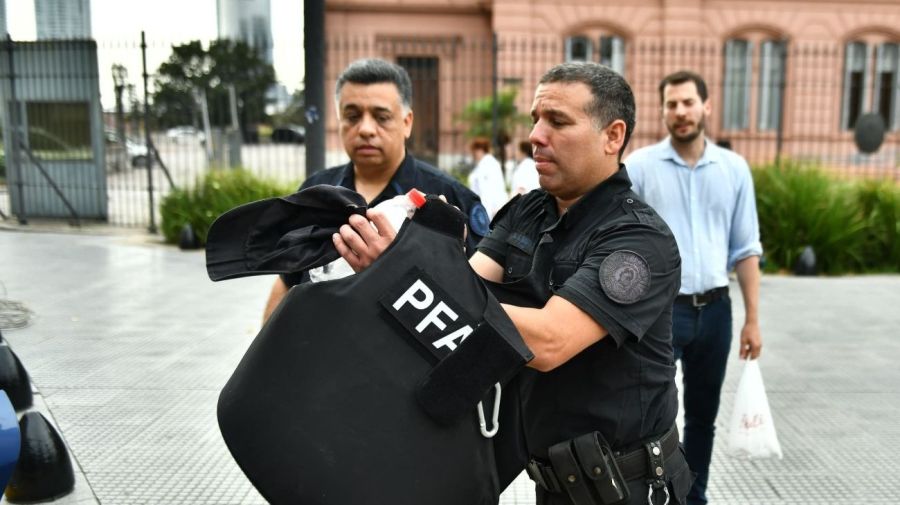 Un cabo de la Policía Federal Argentina se esposó a la Casa Rosada