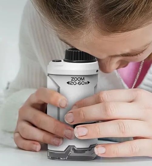 Joven con microspopio MELI