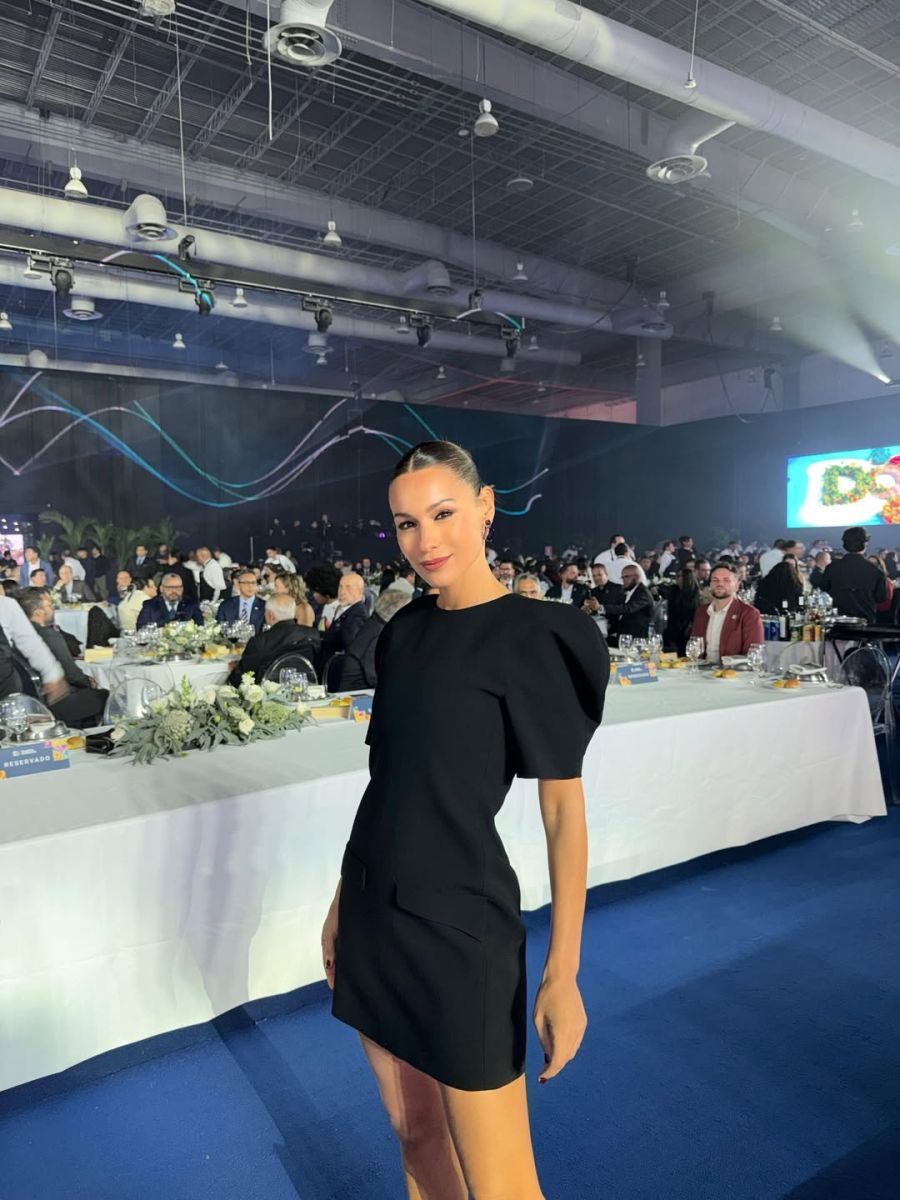 Pampita total black short dress