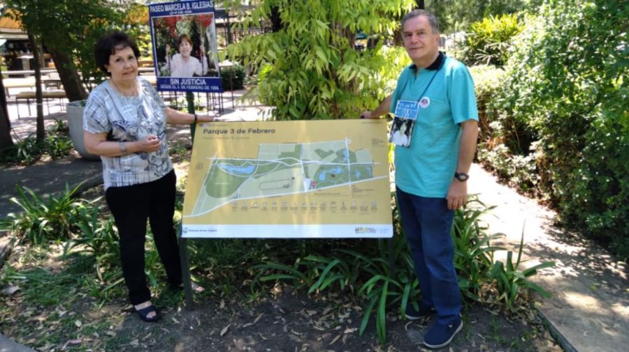 Eduardo Iglesias y Nora Ribaudo, padres de Marcela, en el lugar donde murió su hija Marcela en 1996