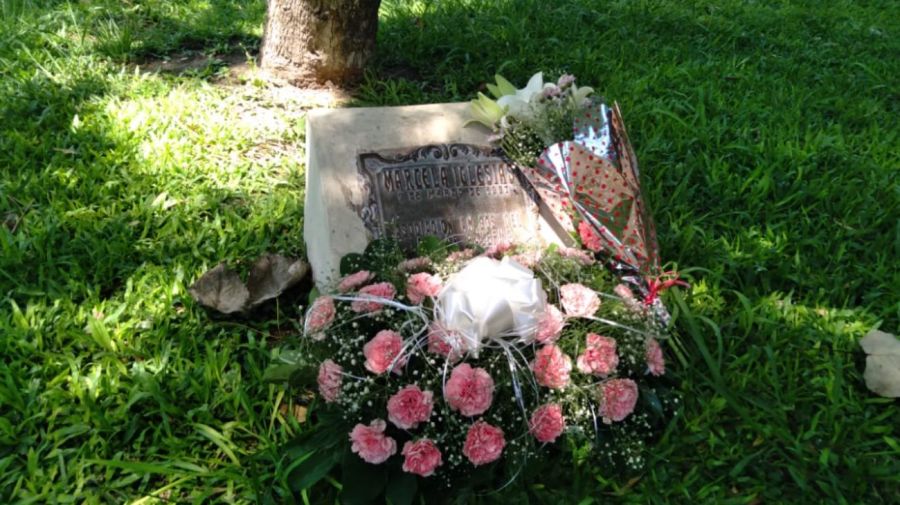 Placa conmemorativa colocada por el papá y la mamá de Marcela Brenda Iglesias en el antiguo Paseo de la Infanta