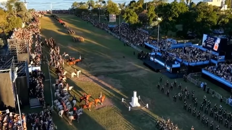 Milei encabezó la entrega del sabld e San Martín a Granaderos en San Lorenzo.