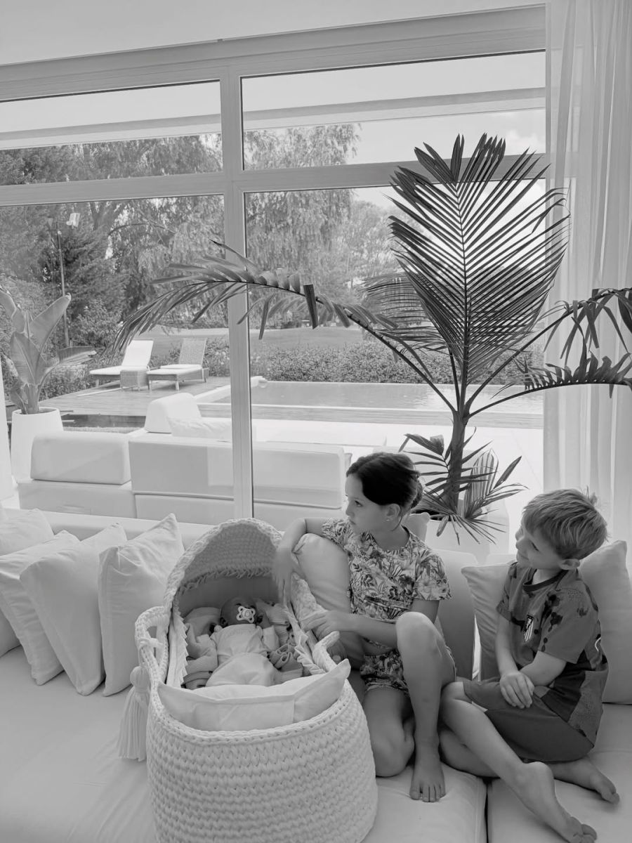 Cami Homs junto a su hija Aitana durante el cálido recibimiento familiar.