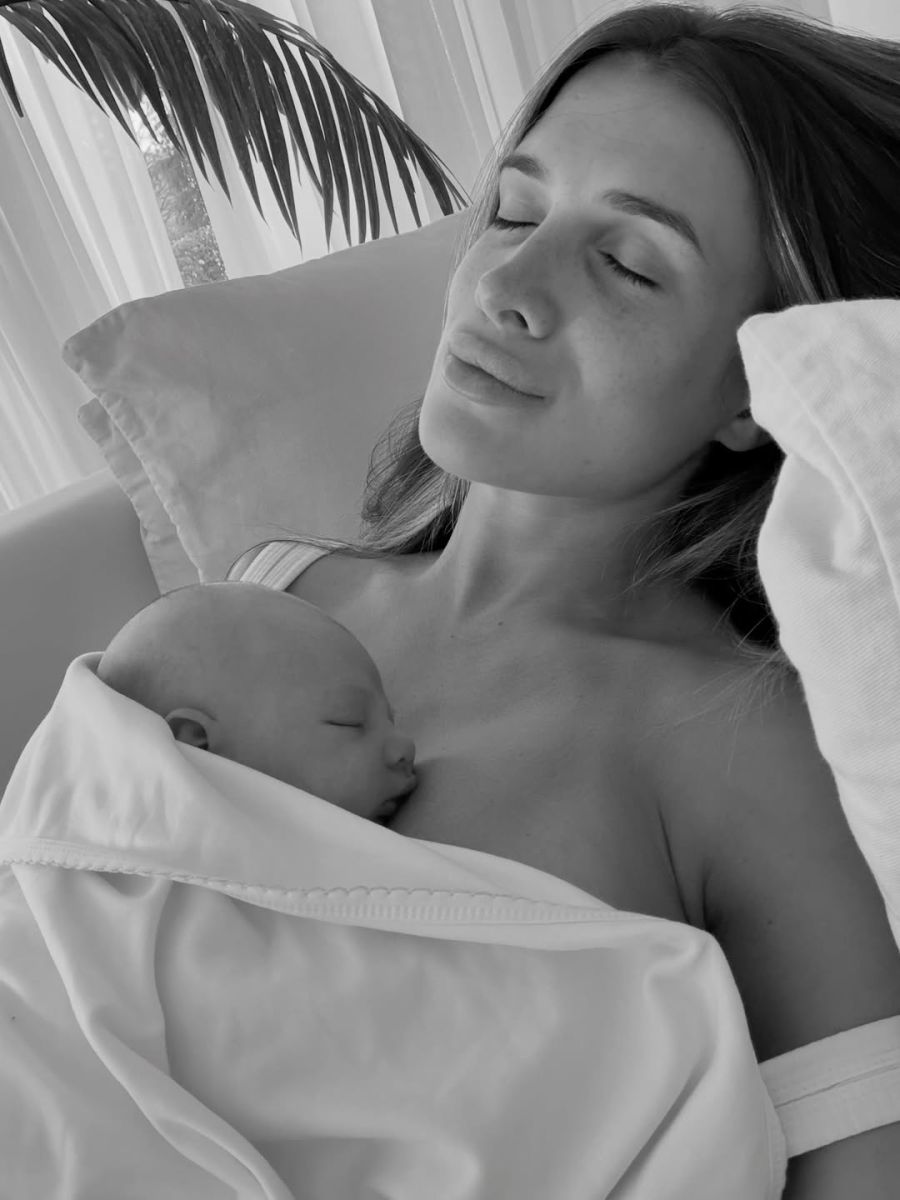 Cami Homs junto a su hija Aitana durante el cálido recibimiento familiar.