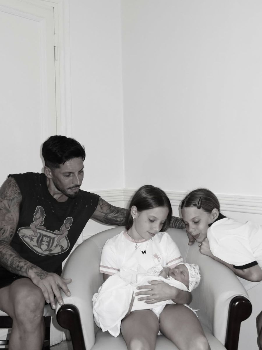 Cami Homs junto a su hija Aitana durante el cálido recibimiento familiar.