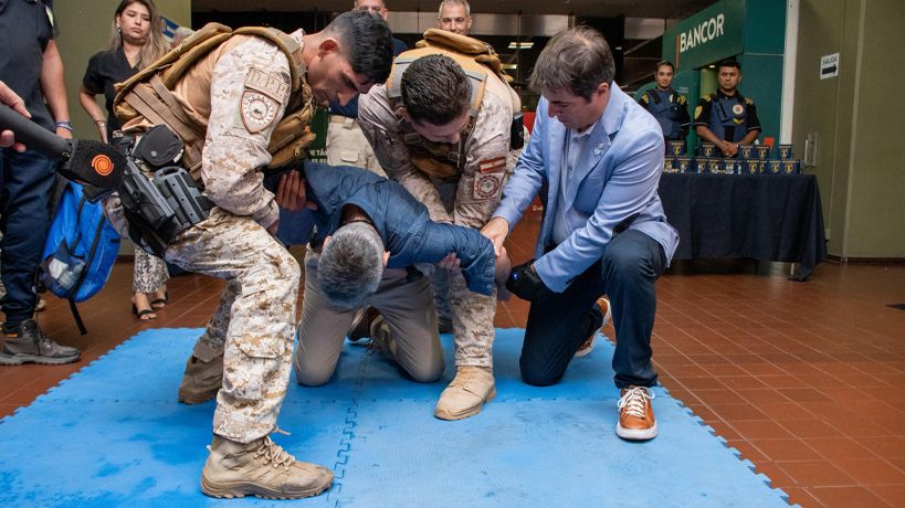 Quinteros al recibir la descarga del guante