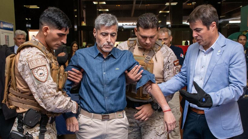 Quinteros probó el guante eléctrico de la policía