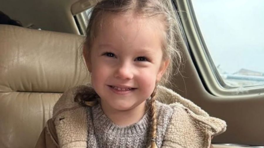 Anita junto a Pampita en Universal, mostrando moda y diversión familiar bajo el sol de Orlando.