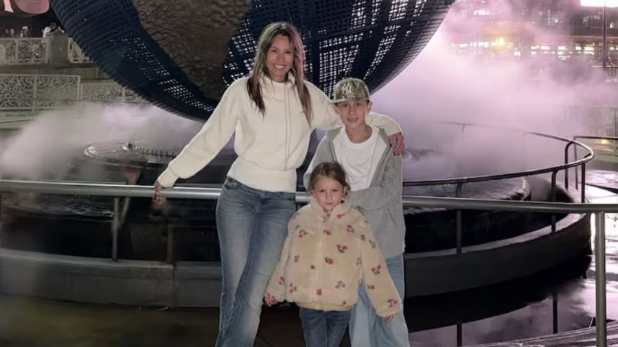 Anita junto a Pampita en Universal, mostrando moda y diversión familiar bajo el sol de Orlando.