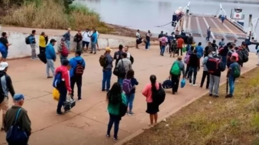 Trabajadores misioneros se trasladan en balsa a Brasil para buscar empleo