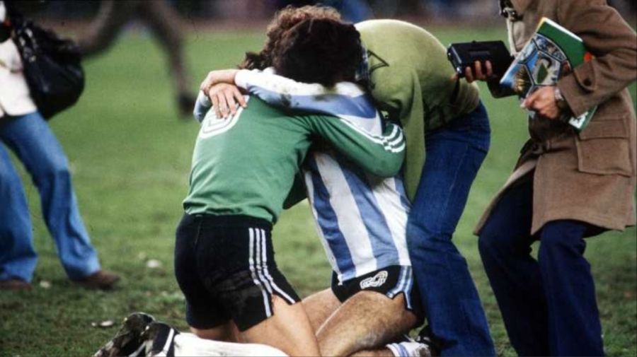 El Abrazo del Alma: la historia detrás de la imagen que definió la primera estrella argentina en el Mundial 1978