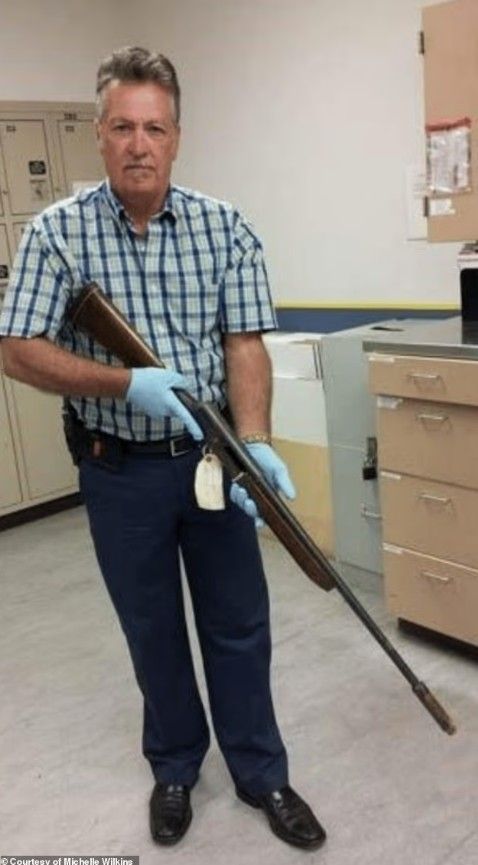 El detective Mike Ciesynski con la escopeta Remington Modelo 11 calibre 20 encontrada en la escena de muerte de Kurt Cobain