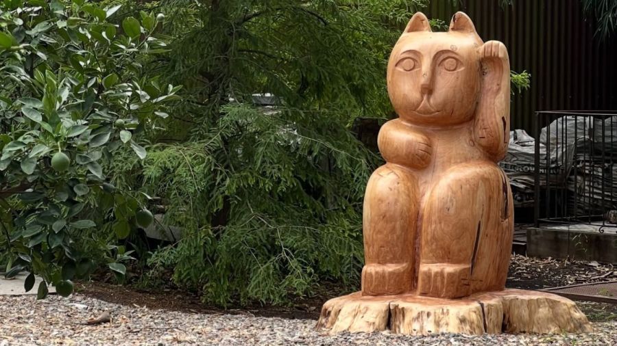 La estatua ancestral en el jardín de Natalia Oreiro