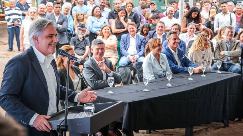 Llaryora presenta la nueva universidad con los demás funcionarios