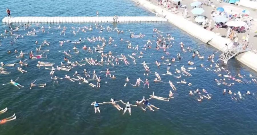 personas flotando en simultáneo 