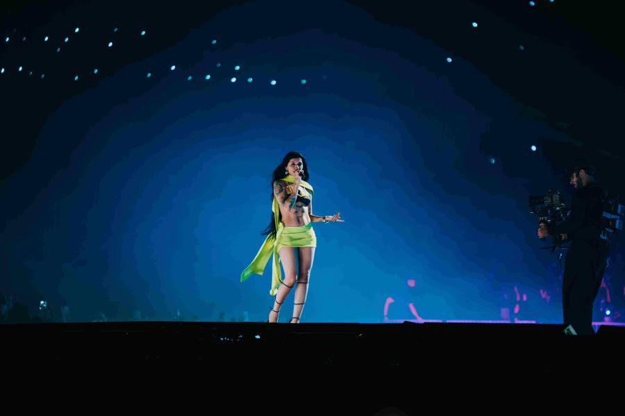 El jugado look de Cazzu para reencontrarse con Bad Bunny en River: minifalda y asimetría 