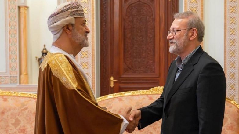 El sultán de Omán, Haitham bin Tariq, saluda a Alí Lariyaní, secretario del Consejo Supremo de Seguridad Nacional de Irán.