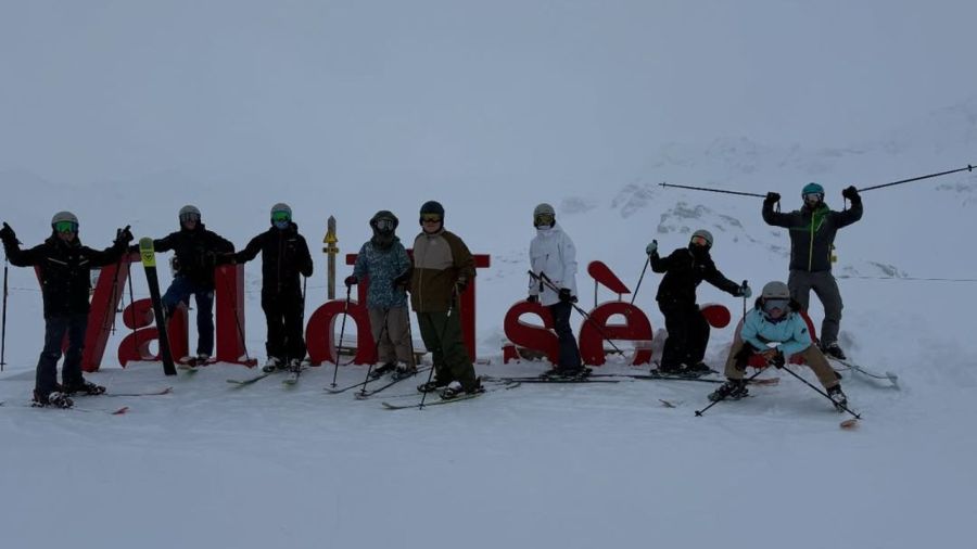 Maru Botana junto a su marido y sus 7 hijos en la nieve