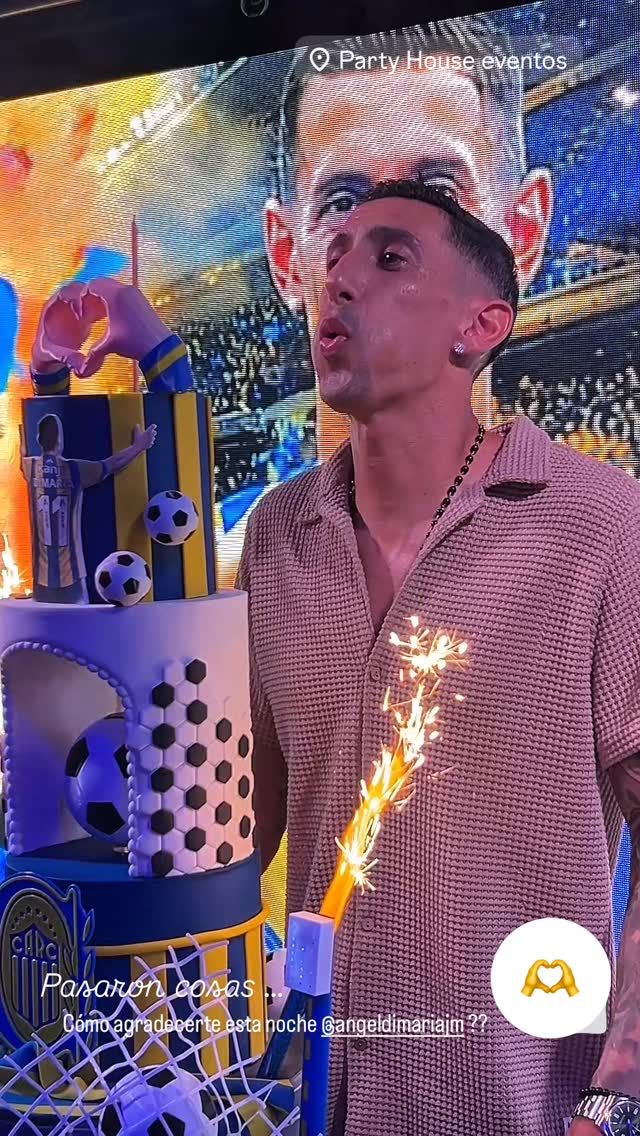 Ángel di María junto a la torta de su cumpleaños