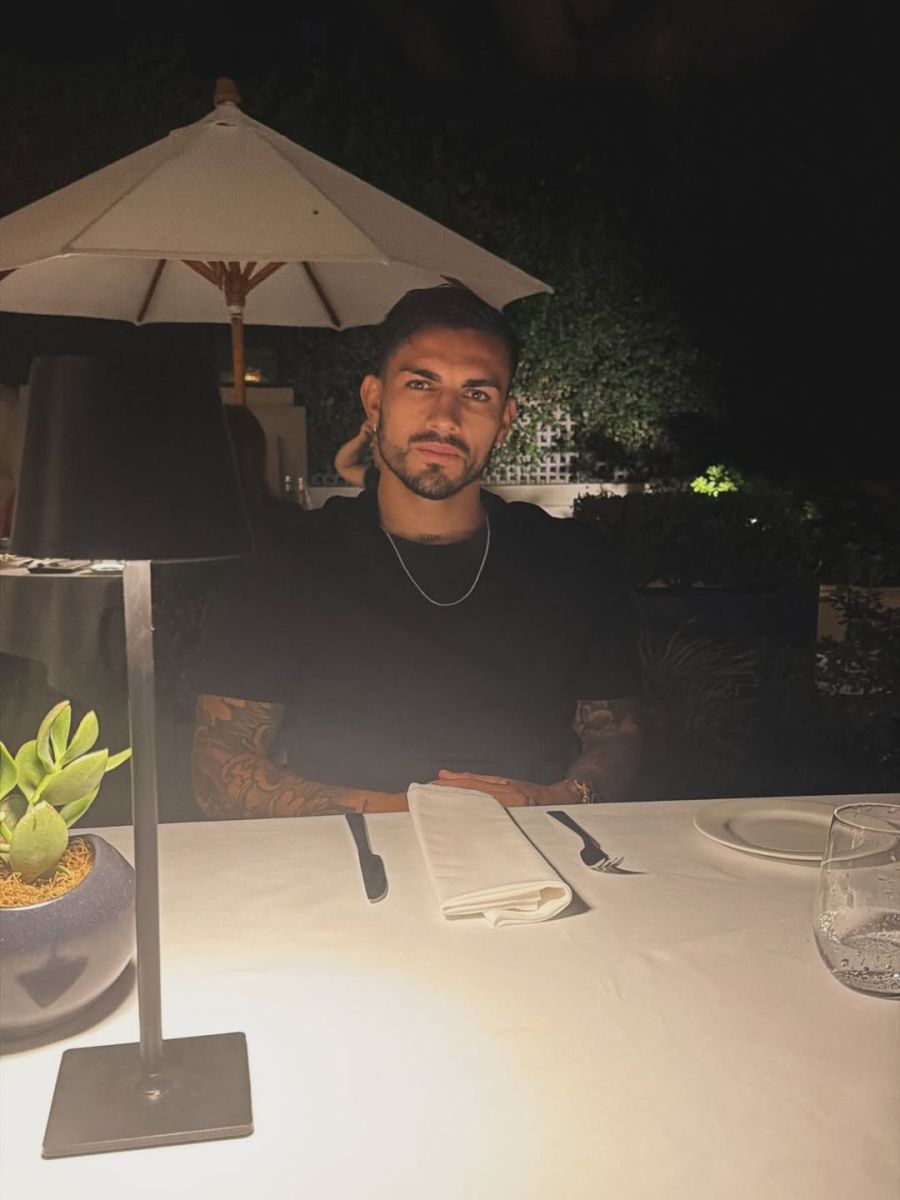 Camila Galante, la esposa de Leandro Paredes, deslumbró con un vestido inspirado en los setenta 