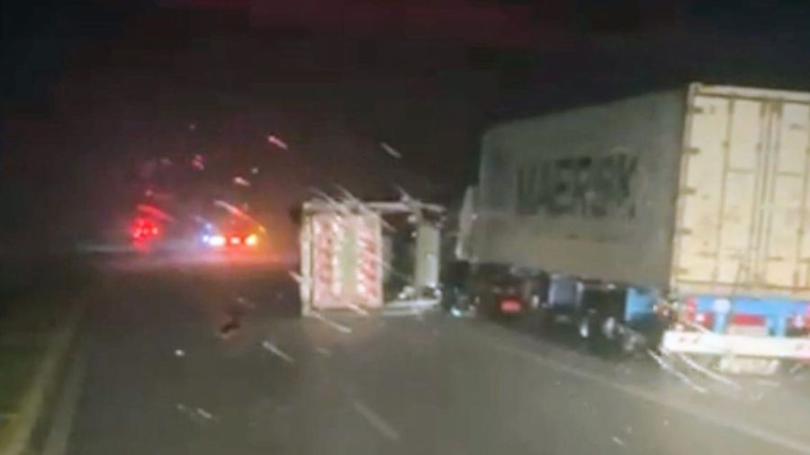 Camiones volcados en la autopista