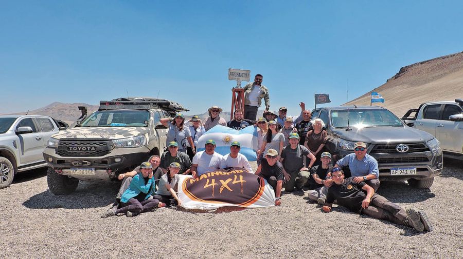 Todo el grupo en el hito fronterizo con Chile.