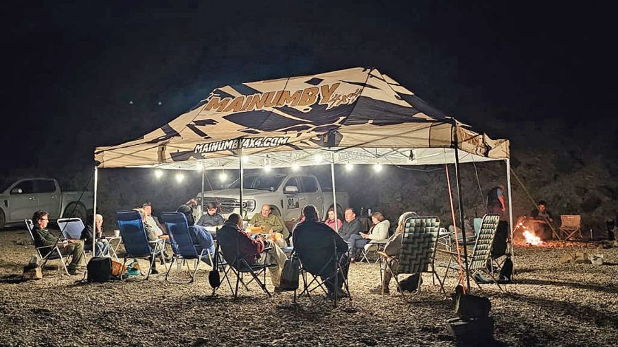 Campamento nocturno: luz eléctrica, asado a la llama, obsequios, sorteos y una noche espectacular en medio de la cordillera.