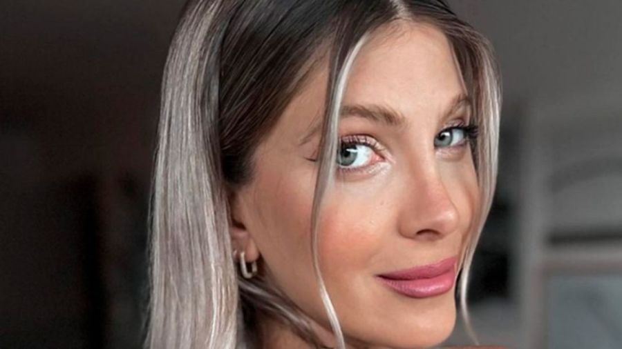 Cande Ruggeri apostó al butterfly bangs y marcó la tendencia capilar de la temporada 