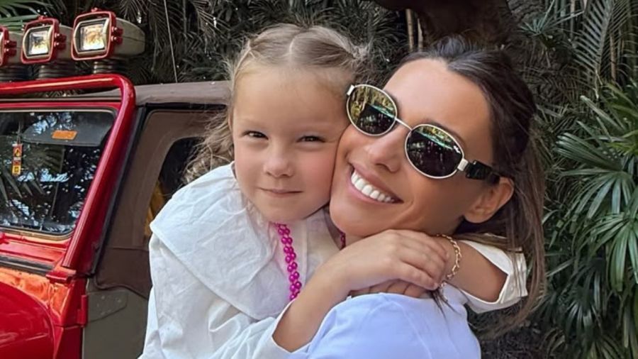 Anita García Moritán junto a su mamá, Pampita