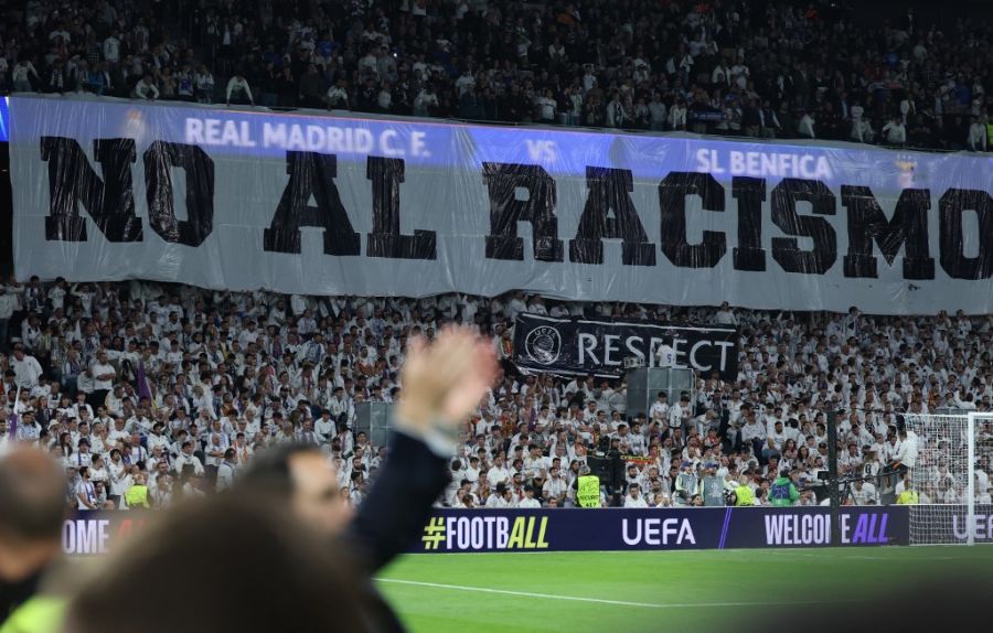 Bandera contra el racismo en Real Madrid