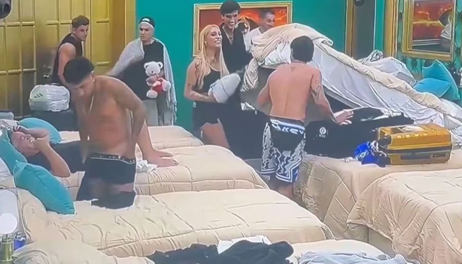 Brian Sarmiento se desnudó en vivo en Gran Hermano Generación Dorada 1