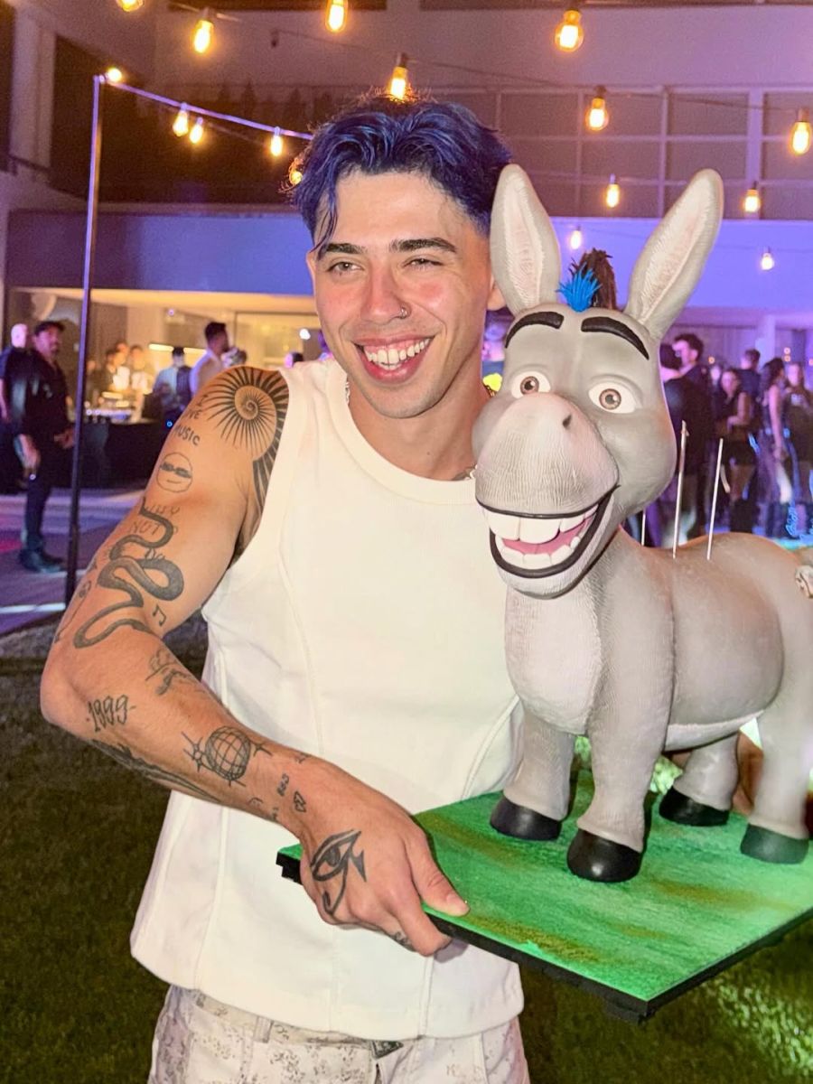 Luck Ra con su original torta de cumpleaños