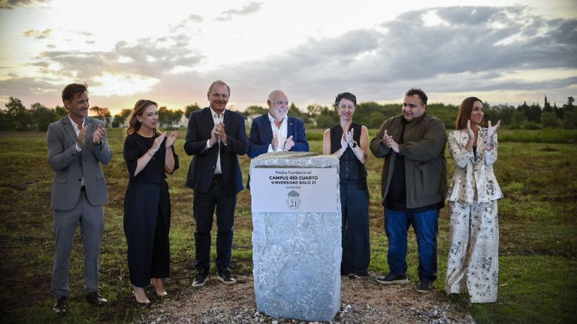 Acto de la colocación de la piedra fundacional del campus