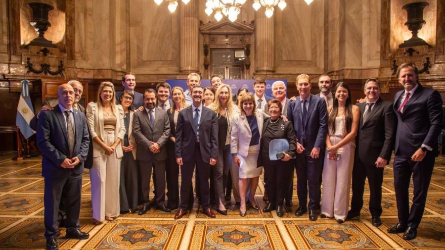 Bloque de senadores de La Libertad Avanza en el Senado junto a Karina Milei y Martín Menem