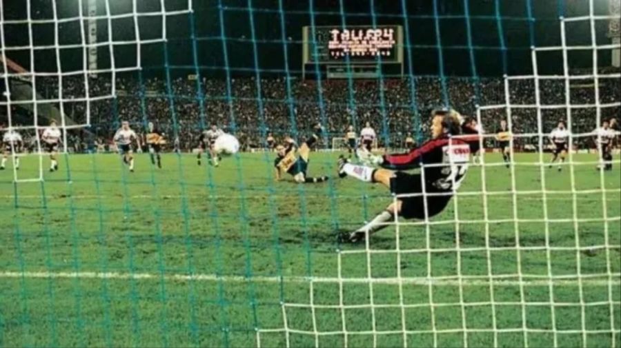 El penal de Martín Palermo con dos pies: la histórica controversia reglamentaria entre Boca Juniors y Platense