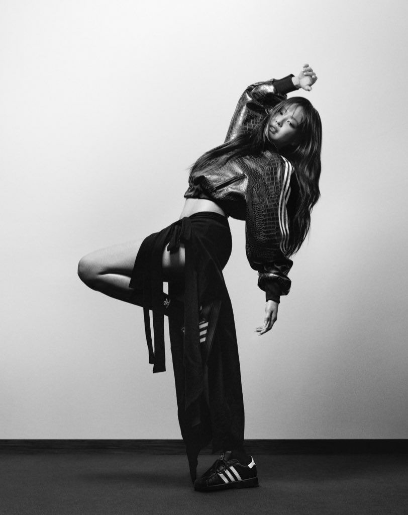 Jennie para Adidas Superstar 2026