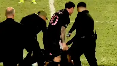 Messi en el final del partido en Puerto Rico debió 'gambetear' la euforia de algunos hinchas en el campo.