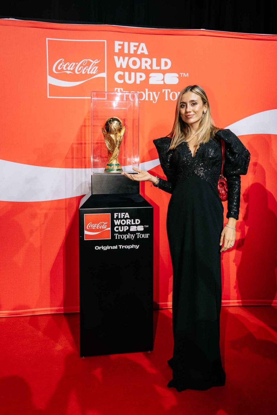 Morena Beltrán apuesta a los statement shoulders