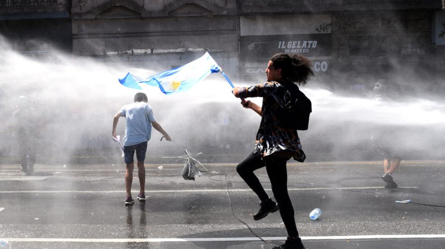 Incidentes frente al Congreso por la Reforma Laboral.