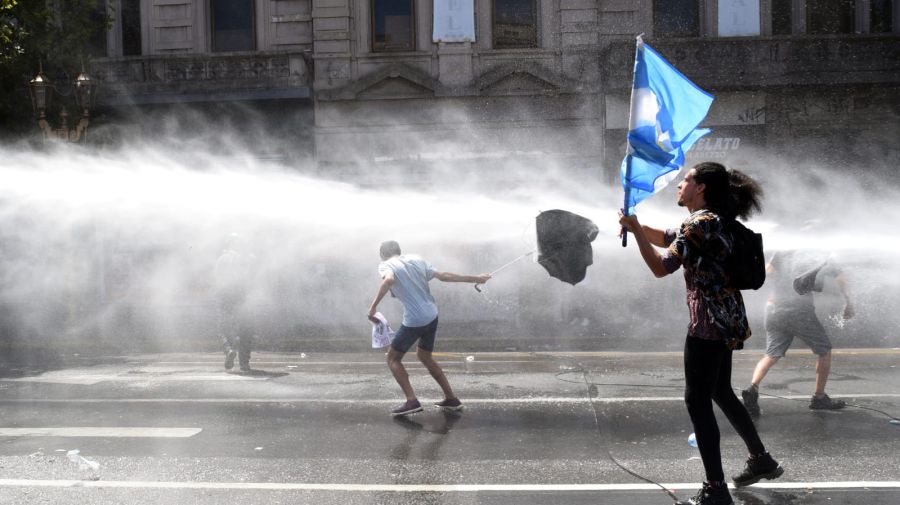 Incidentes frente al Congreso por la Reforma Laboral.