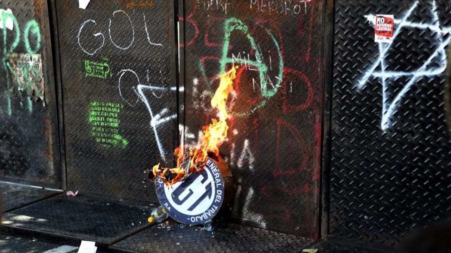 Incidentes frente al Congreso por la Reforma Laboral.